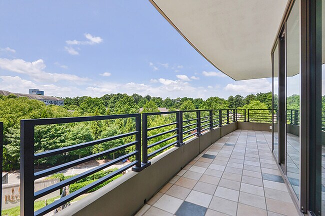 Building Photo - 700 Park Regency Pl NE