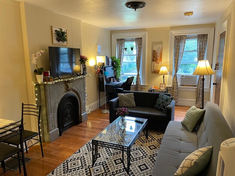 Building Photo - 32 Pearl St