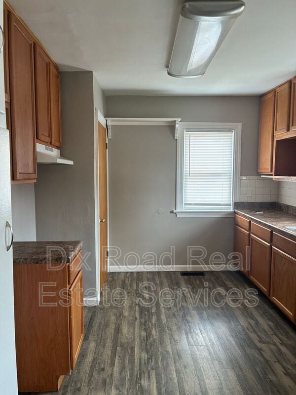 Building Photo - 112 Iroquois Ave