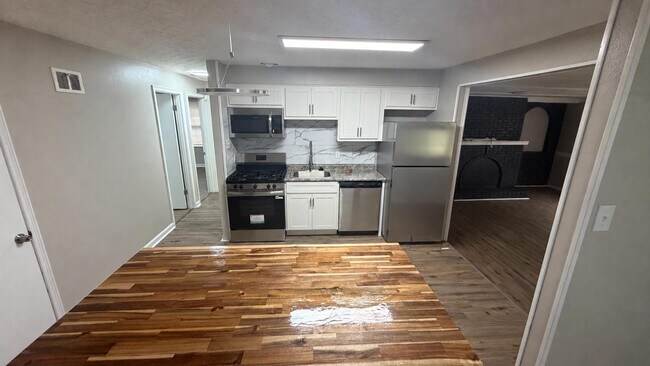 Building Photo - 1430 Golden Dr