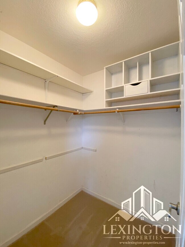 Building Photo - 6118 Cameo Dr