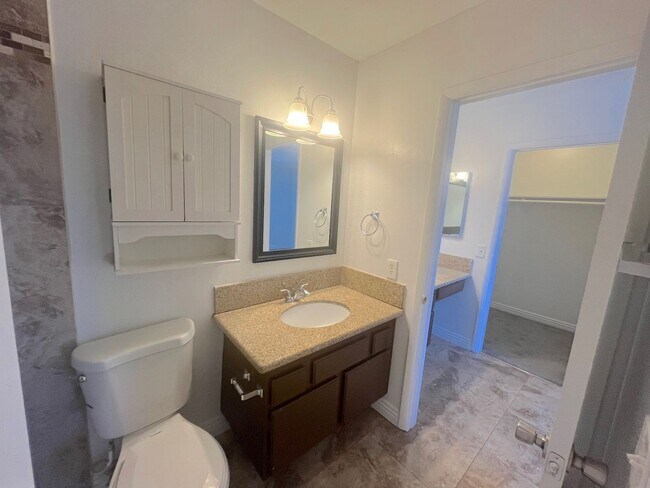 Building Photo - SPACIOUS 2BED/2BATH TOWNHOUSE