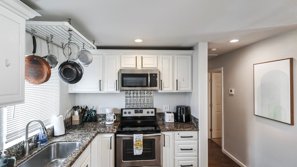 Building Photo - 660 Sunnyside Ave