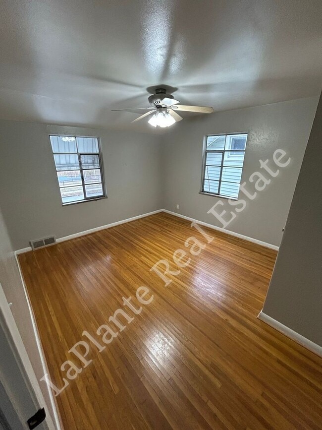 Building Photo - 1421 N Ravine Pkwy