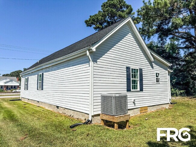 Building Photo - 109 SE Railroad St
