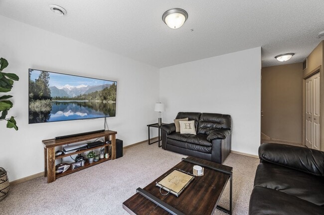 Building Photo - Spacious 3-Bedroom Townhome in Prime Savage/Prior Lake Location