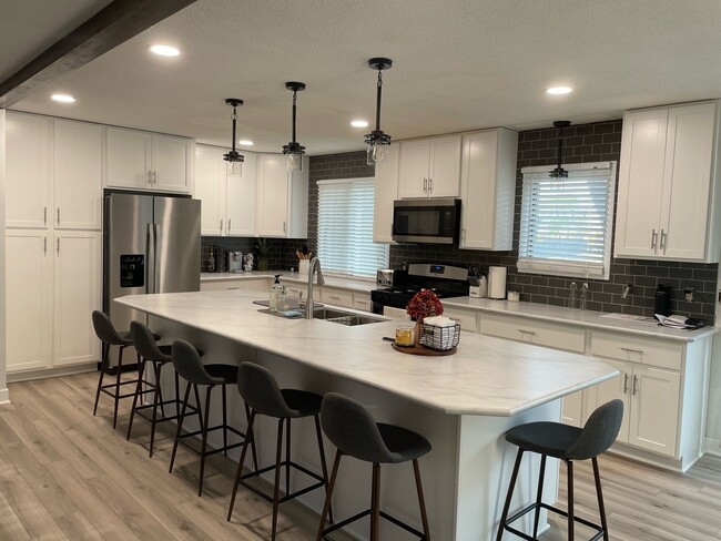 Primary Photo - 3280 Lower 150th St W