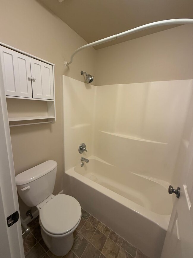 Building Photo - Wonderful 3 Bed/2.5 Bath Home in NE Bend -...