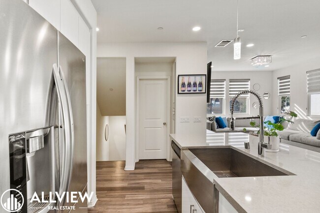 Building Photo - Bright & Upgraded 2 bedroom Anaheim Townhome in Prime Location!