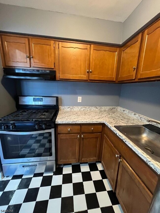 Building Photo - 565 Grove St