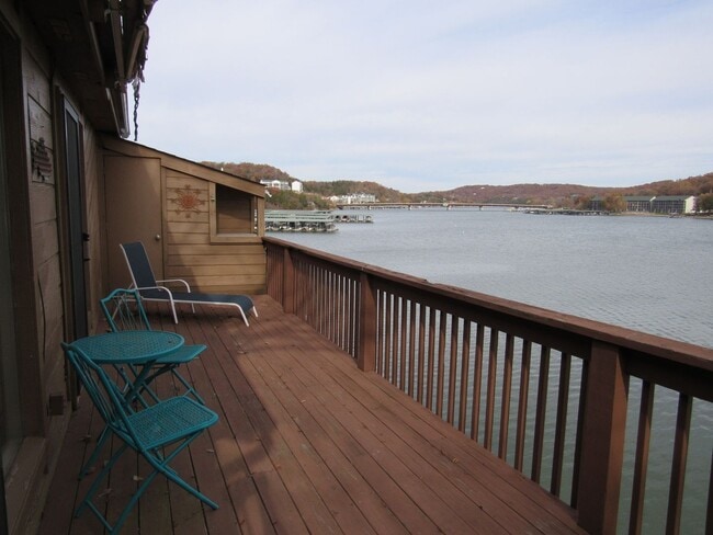 Building Photo - Top floor 2 bedroom condo in Camdenton