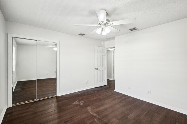 Building Photo - 12012 Greenway Cir S