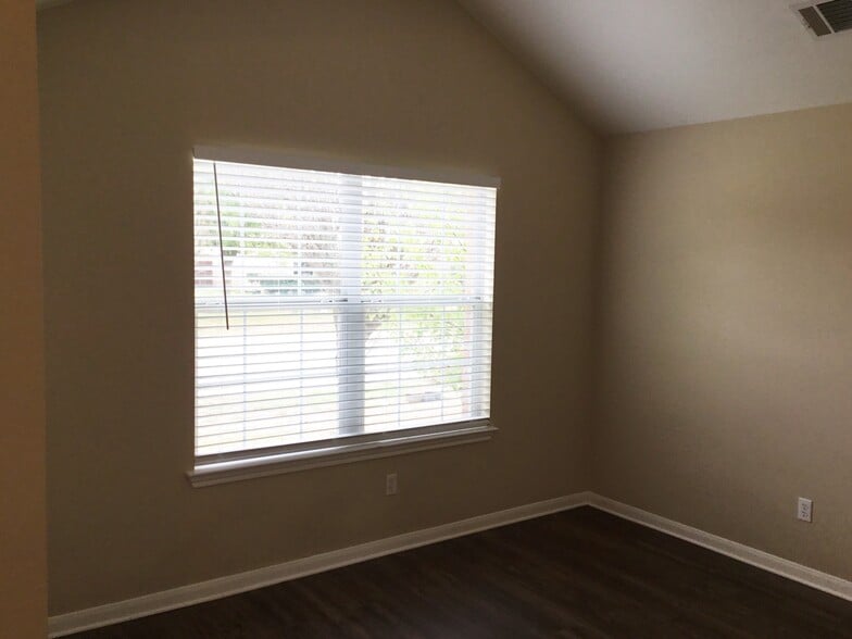 Building Photo - 275 Goldenrod St