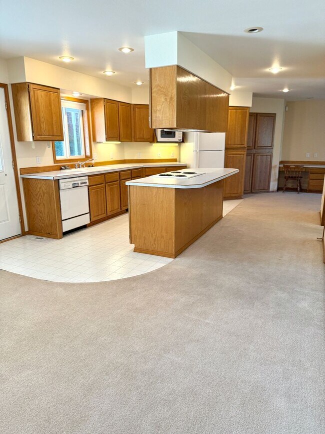 Building Photo - Cozy Home Feel, One Floor Living, Great Ba...