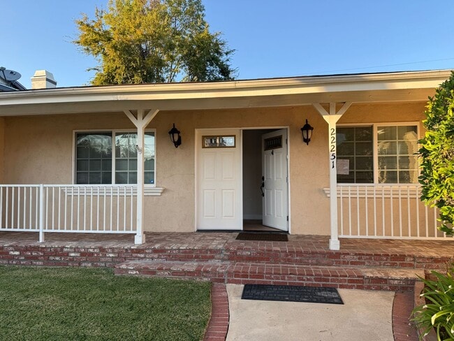 Building Photo - Open Thursday 12/11 3-4pm Private HOME 3bed/2 bath + POOL in Woodland Hills!