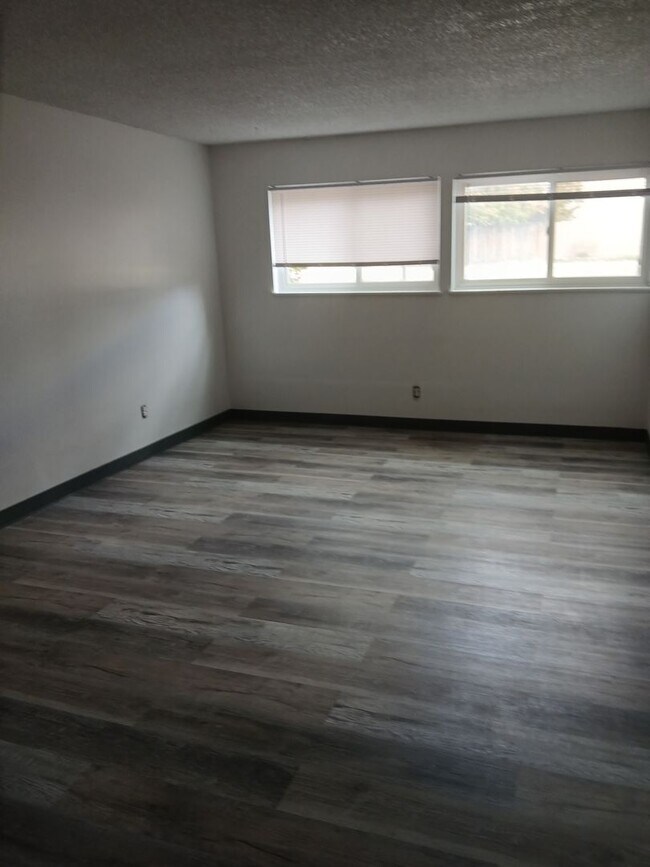Interior Photo - University Heights (KC-AM)