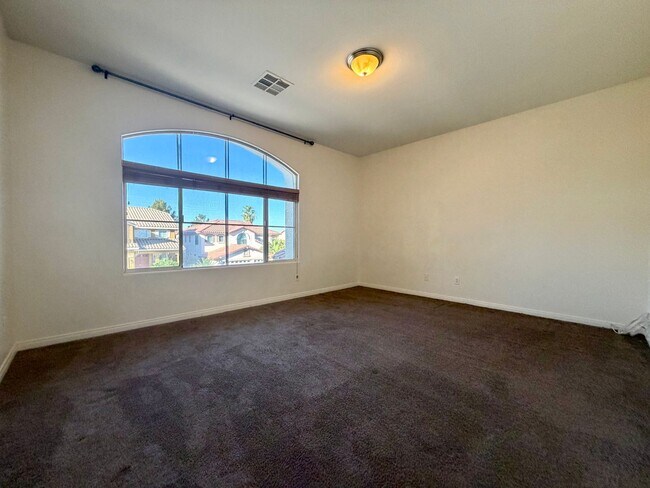 Building Photo - Lovely, large 4 bedroom
