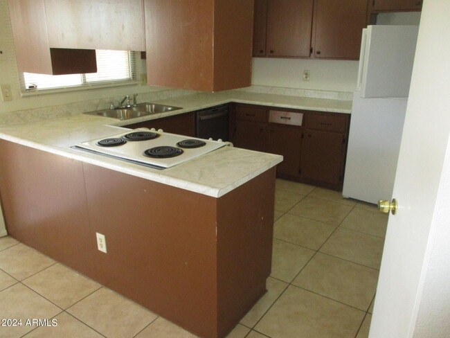 Building Photo - 6557 S La Rosa Dr