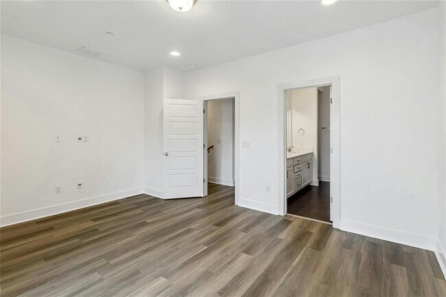 Building Photo - 7205 Bassett Ct