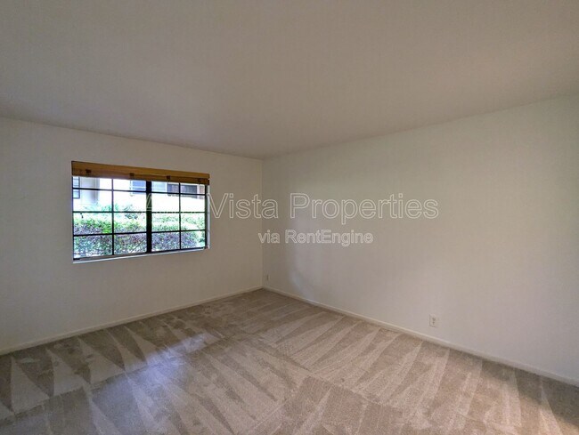 Building Photo - 8850 Villa La Jolla Dr