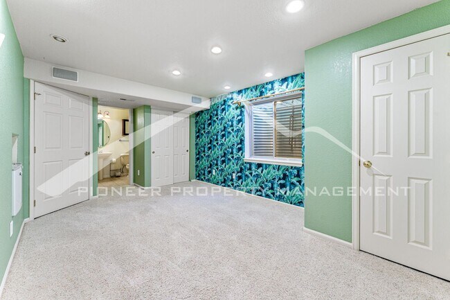 Building Photo - Stunning Home with Washer/Dryer and Central AC