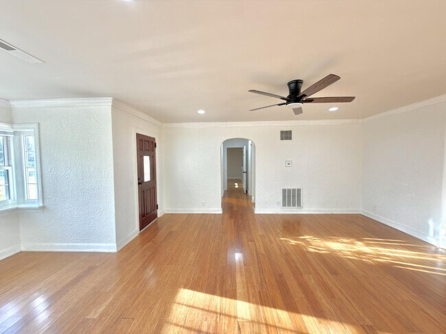 Building Photo - 1216 Eastwood Ave
