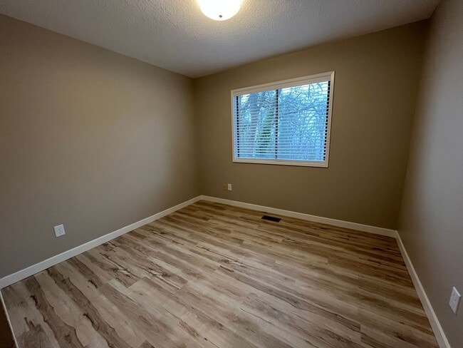 Building Photo - Spacious lower unit in refurbished duplex