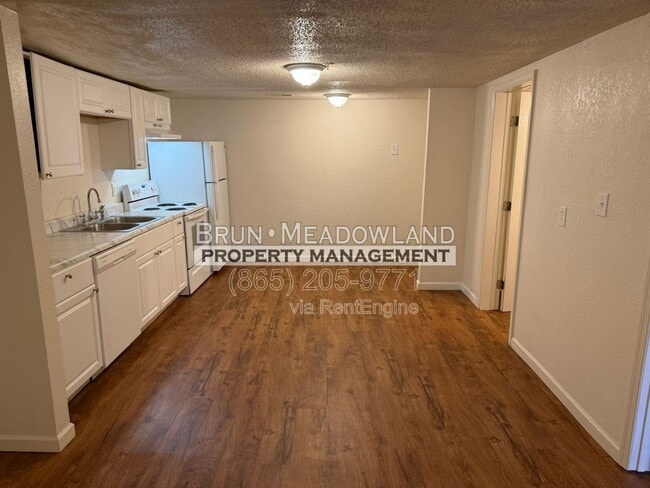 Building Photo - 502 E Red Bud Rd