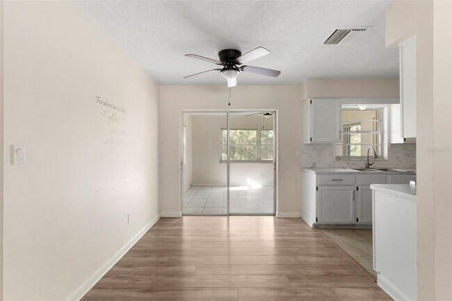 Building Photo - 20639 SW Rainbow Lakes Blvd