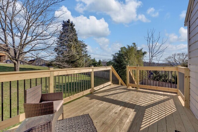 Building Photo - 916 Starling Dr