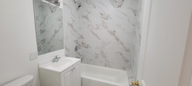 Building Photo - 3207 N Wilton Ave