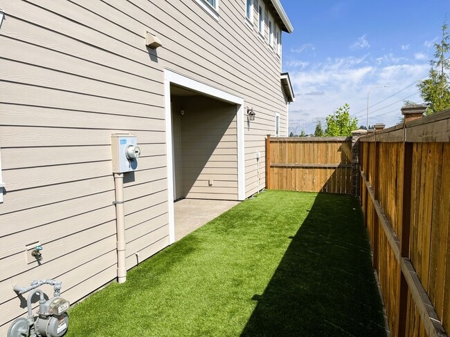 Building Photo - Modern Luxury Meets Convenience in Hillsboro