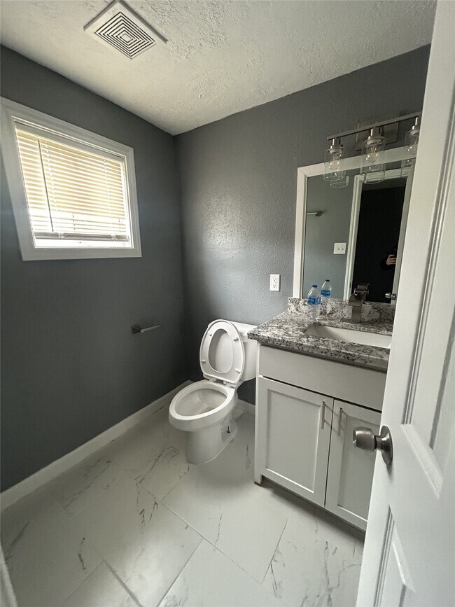 Building Photo - 723 Doverside St