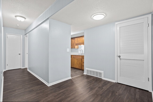 Building Photo - 5605 W 58th St