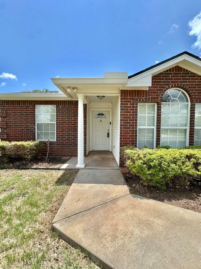 Building Photo - NOW AVAILABLE - Charming Home In The Bluffs!!