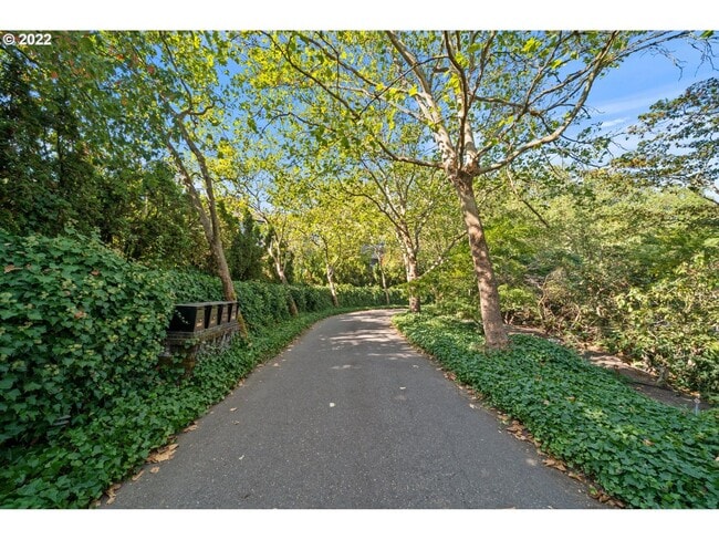 Building Photo - 5 bedroom 4 Bathroom Spectacular Townhome ~ Parking, A/C and More!