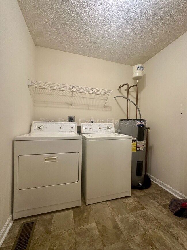 Building Photo - 695 Prater Rd