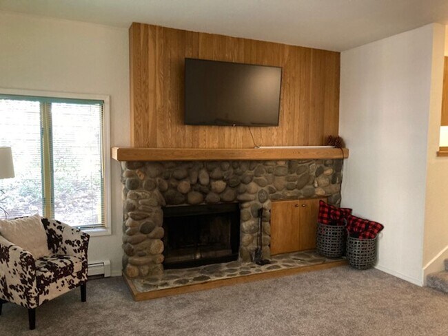 Building Photo - Furnished 2 bed, 2 bath Condo