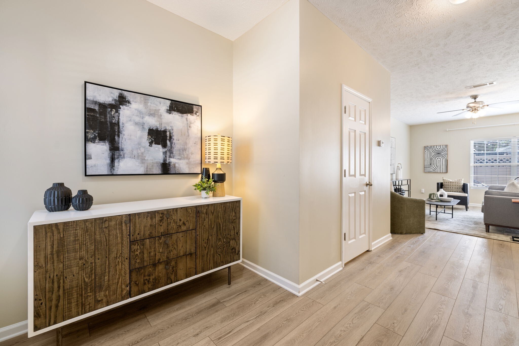 Building Photo - 8104 Valley Oak Dr