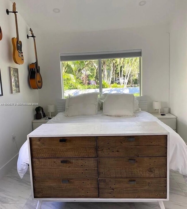 Building Photo - 256 NE 85th St