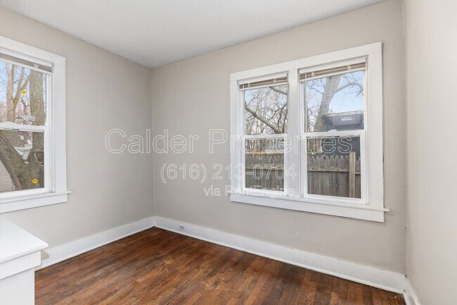 Building Photo - 950 Merritt St SE