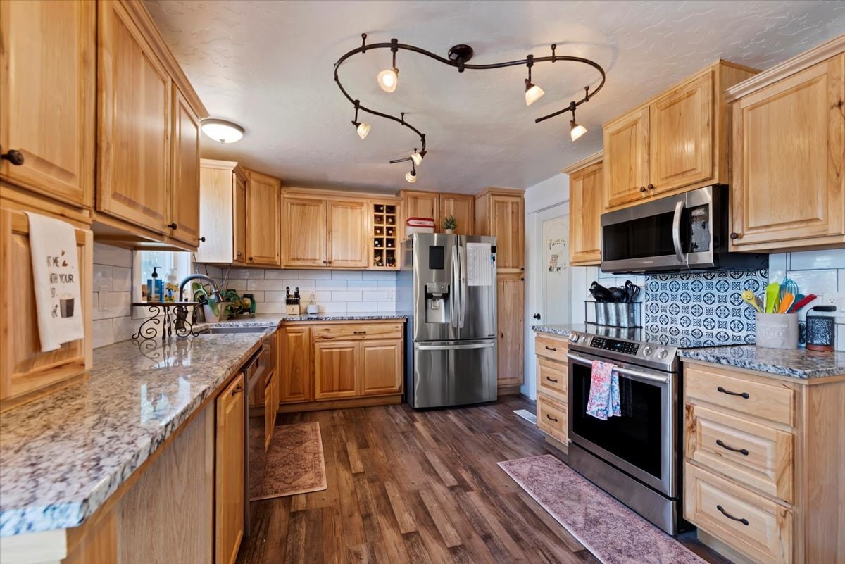 Building Photo - 15916 Hill Top Cir