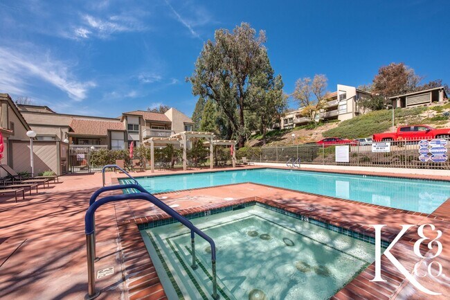 Building Photo - Ground-Floor Living in a Desirable 55+ Thousand Oaks Community