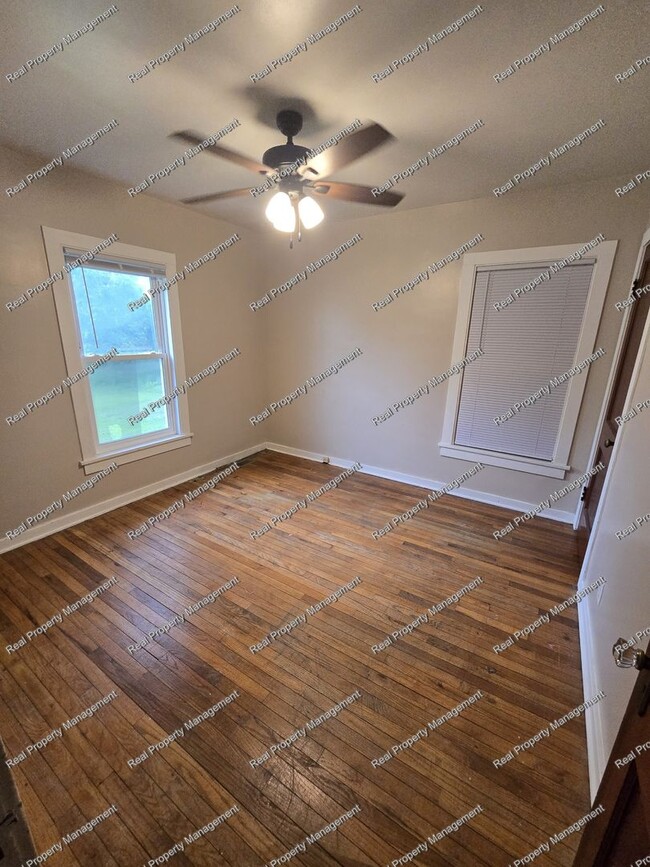 Building Photo - 2 Bedroom Duplex W/ Basement & Garage