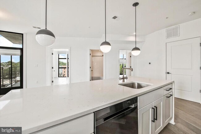 Building Photo - 1402 H St NE