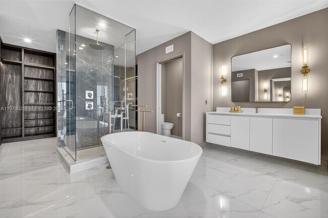 Building Photo - 700 NE 24th St