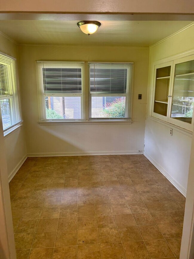 Building Photo - 3 Bedroom on large corner lot!