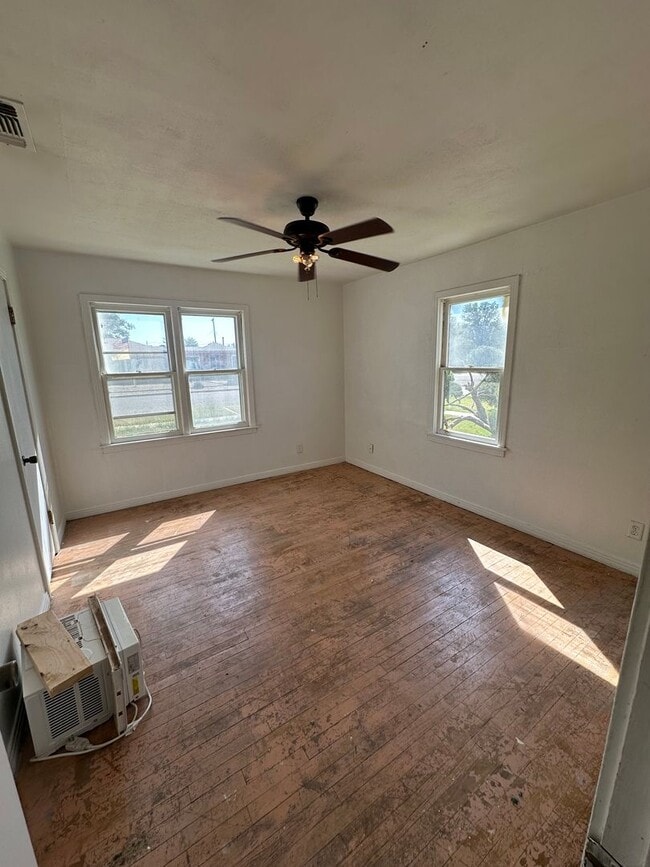 Building Photo - Spacious 3 Bed Home! Convenient Location! HUD Okay!