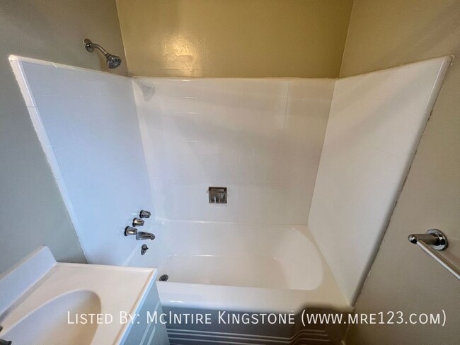 Building Photo - Come and See this Upgraded 1BR/1BA Apartme...