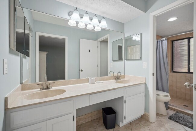 Building Photo - 5300 SE Schooner Oaks Way